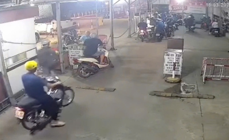 An Giang: Bắt nam thanh ni&ecirc;n ch&eacute;m nh&acirc;n vi&ecirc;n bến ph&agrave; v&igrave; bị y&ecirc;u cầu mua v&eacute;- Ảnh 1.