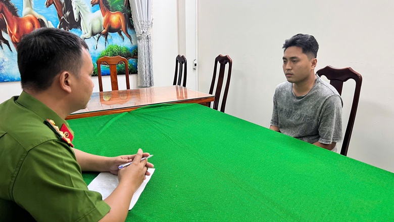 An Giang: Bắt nam thanh ni&ecirc;n ch&eacute;m nh&acirc;n vi&ecirc;n bến ph&agrave; v&igrave; bị y&ecirc;u cầu mua v&eacute;- Ảnh 2.