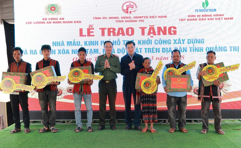 Bộ C&ocirc;ng an khởi c&ocirc;ng x&acirc;y dựng nh&agrave; ở cho người ngh&egrave;o tại Quảng Trị- Ảnh 2.