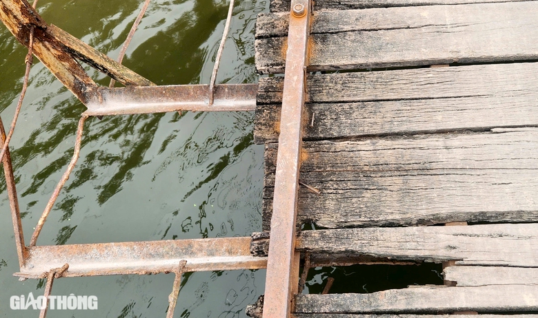 Th&aacute;i Nguy&ecirc;n: Cược mạng sống băng qua cầu phao bị cấm- Ảnh 2.