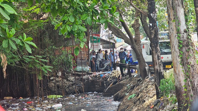 Điều tra vụ người phụ nữ tử vong dưới k&ecirc;nh nước ở TP.HCM- Ảnh 1.
