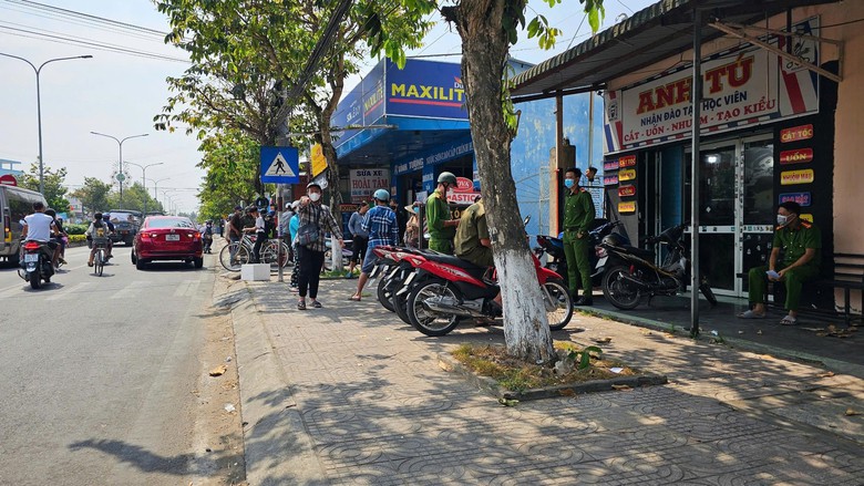 Vụ hai người chết trong nh&agrave; kh&oacute;a tr&aacute;i cửa: Nghi tự tử bằng thuốc diệt chuột- Ảnh 2.