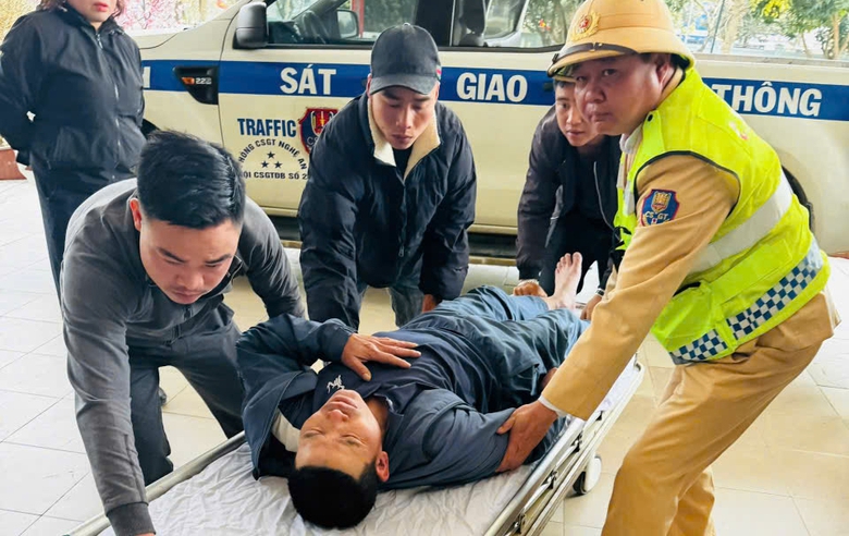 CSGT dùng xe đặc chủng đưa người đàn ông bị đột quỵ đến bệnh viện kịp thời- Ảnh 1. CSGT dùng xe đặc chủng đưa người đàn ông bị đột quỵ đến bệnh viện kịp thời- Ảnh 1.