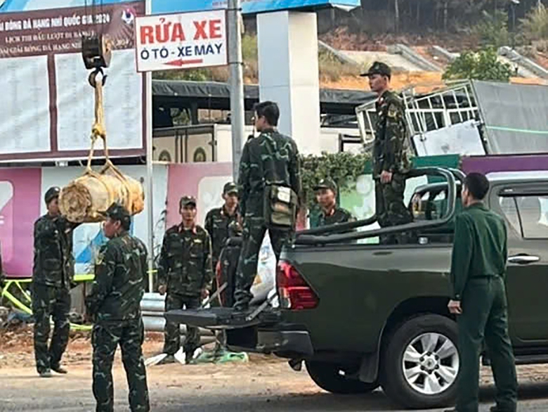 Di dời quả bom được ph&aacute;t hiện khi l&agrave;m đường ở Đ&agrave; Lạt- Ảnh 1.