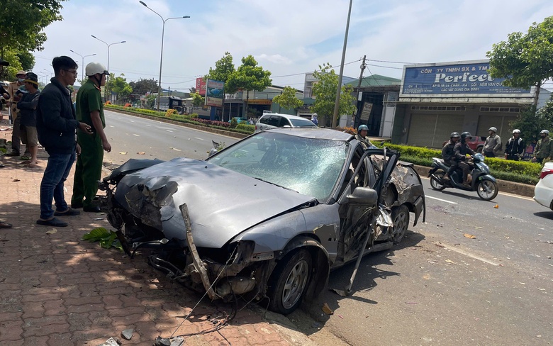 Gia Lai: &Ocirc; t&ocirc; lao v&agrave;o trụ biển b&aacute;o, 2 người văng khỏi xe