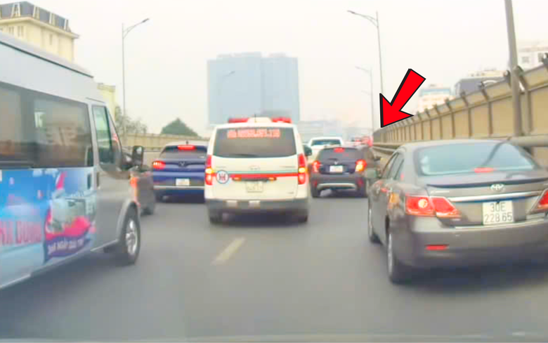 Loạt &ocirc; t&ocirc; &ldquo;rẽ s&oacute;ng&rdquo; mở đường cho xe cứu thương tho&aacute;t đoạn &ugrave;n tắc