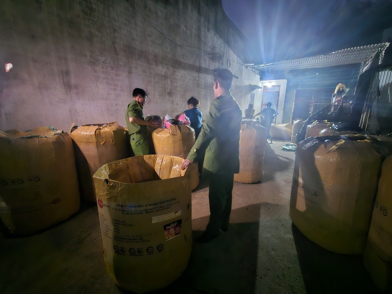 Bu&ocirc;n b&aacute;n mũ bảo hiểm giả, nam thanh ni&ecirc;n lĩnh &aacute;n 8 năm t&ugrave;- Ảnh 1.