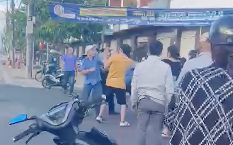 Gia Lai: C&ocirc;ng an triệu tập 7 người vụ nh&acirc;n vi&ecirc;n nh&agrave; xe đ&aacute;nh người- Ảnh 1.