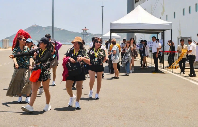 Du thuyền 5 sao đưa 1.000 du kh&aacute;ch đến Kh&aacute;nh H&ograve;a- Ảnh 1.