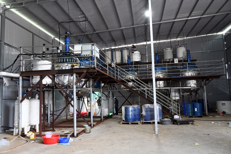 200 cảnh sát vây bắt tổ chức tội phạm sản xuất 1,4 tấn ma túy ở Nha Trang- Ảnh 1. 200 cảnh sát vây bắt tổ chức tội phạm sản xuất 1,4 tấn ma túy ở Nha Trang- Ảnh 1.