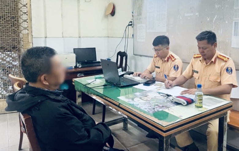 Vi phạm nồng độ cồn, người đ&agrave;n &ocirc;ng khai t&ecirc;n giả, giằng co với CSGT- Ảnh 1.