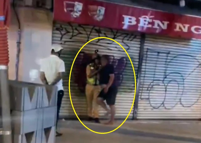 Vi phạm nồng độ cồn, người đ&agrave;n &ocirc;ng khai t&ecirc;n giả, giằng co với CSGT- Ảnh 2.