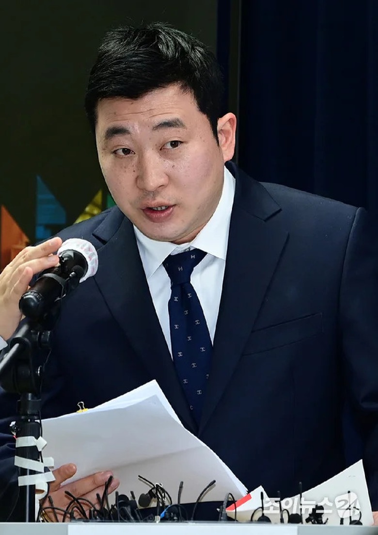 Gia đ&igrave;nh Kim Sae Ron n&oacute;i l&yacute; do "b&oacute;c phốt" Kim Soo Hyun l&agrave; để kiện YouTuber- Ảnh 2.