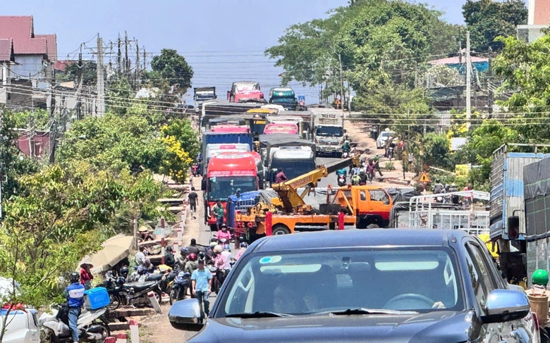 Lật xe tải tr&ecirc;n quốc lộ 20, &aacute;ch tắc k&eacute;o d&agrave;i