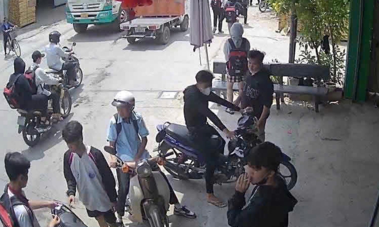 Bắt nh&oacute;m đối tượng đ&aacute;nh nam sinh 17 tuổi nhập viện- Ảnh 2.