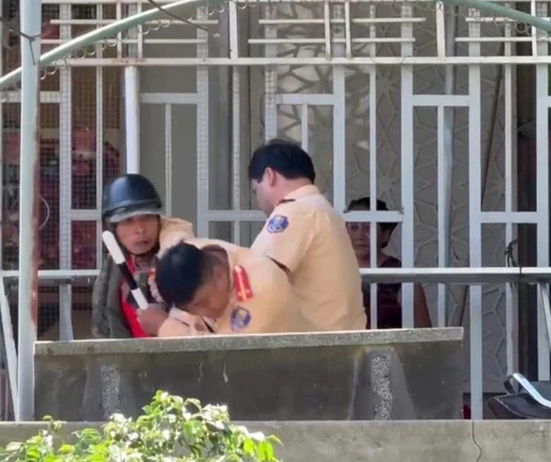 Kh&ocirc;ng chấp h&agrave;nh kiểm tra nồng độ cồn, người đ&agrave;n &ocirc;ng đ&aacute;nh cả CSGT- Ảnh 1.