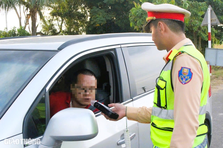 Quảng Trị: Xử l&yacute; h&agrave;ng trăm t&agrave;i xế vi phạm nồng độ cồn, TNGT giảm mạnh- Ảnh 1.