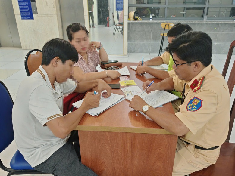 Xe cứu thương chở đo&agrave;n l&agrave;m phim c&oacute; thể bị phạt th&ecirc;m những h&agrave;nh vi n&agrave;o?- Ảnh 1.
