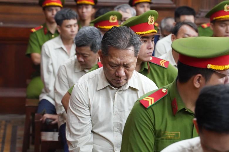 Cựu ph&oacute; chủ tịch tỉnh An Giang bật kh&oacute;c, xin lỗi Đảng v&agrave; nh&acirc;n d&acirc;n khi n&oacute;i lời sau c&ugrave;ng- Ảnh 1.