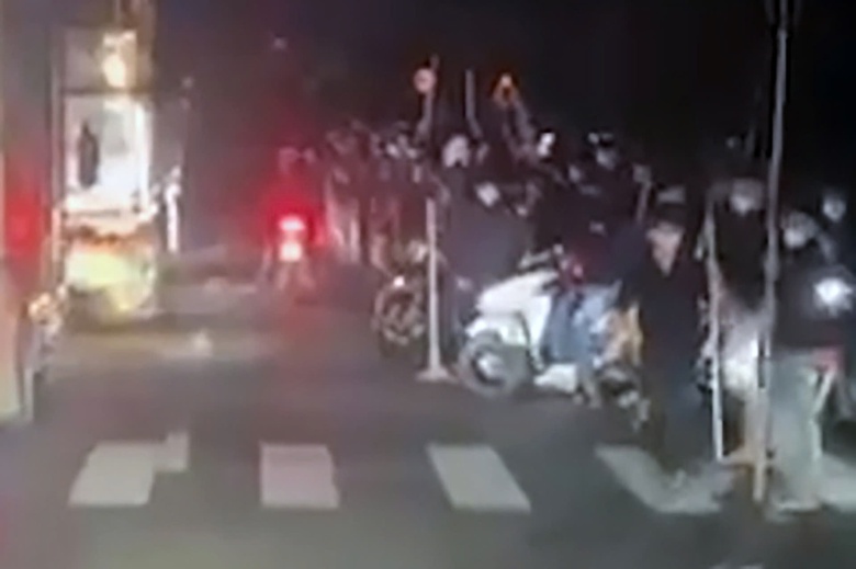 50 đối tượng cầm hung kh&iacute; hỗn chiến tr&ecirc;n quốc lộ 1- Ảnh 1.