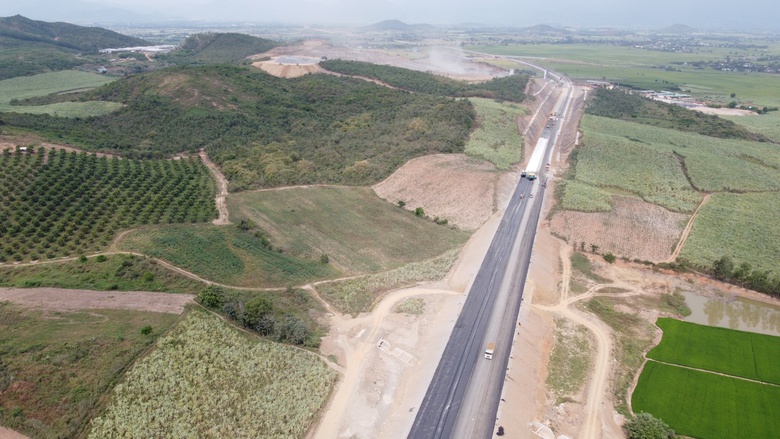 Cao tốc Kh&aacute;nh H&ograve;a - Bu&ocirc;n Ma Thuột: Vượt kh&oacute;, chạy đua tiến độ- Ảnh 5.