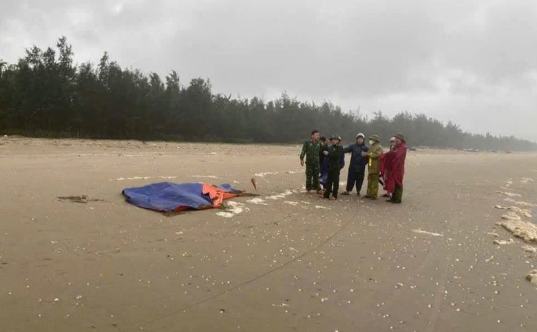 Ph&aacute;t hiện thi thể 2 ngư d&acirc;n Nghệ An trong vụ ch&igrave;m t&agrave;u c&aacute; trước đ&oacute;- Ảnh 1.