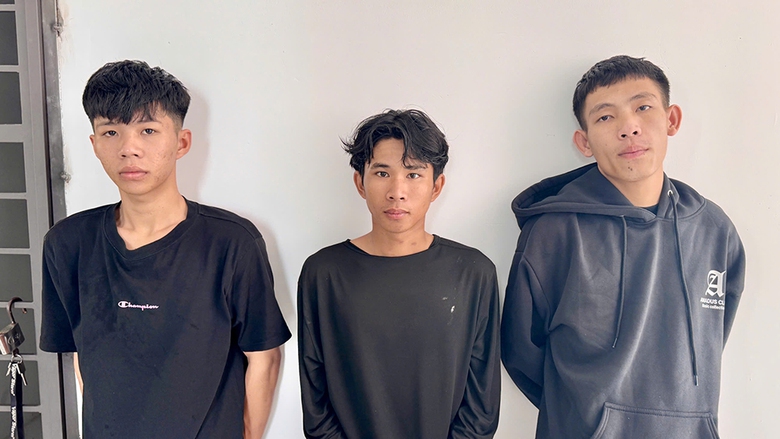 An Giang: Bắt giữ hai nh&oacute;m thanh ni&ecirc;n sử dụng hung kh&iacute; giải quyết m&acirc;u thuẫn- Ảnh 2.