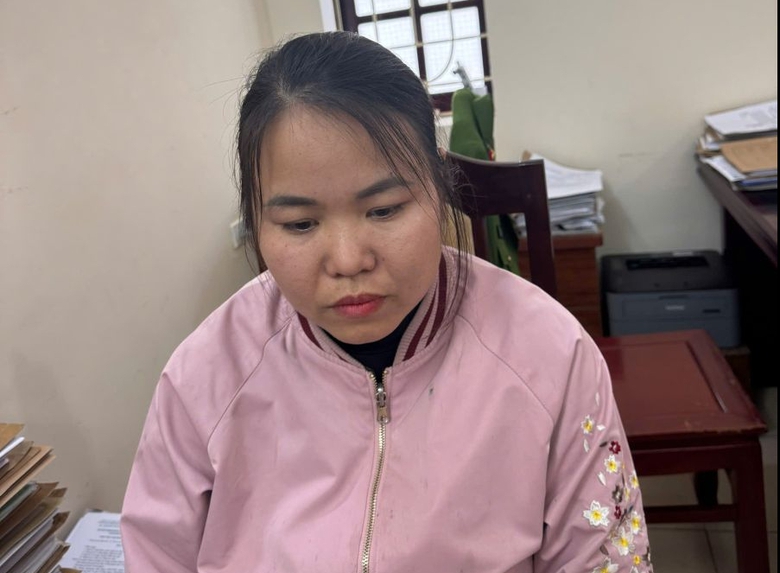 "Nữ qu&aacute;i" mang 50 &ocirc; t&ocirc; đi b&aacute;n lấy tiền ti&ecirc;u x&agrave;i- Ảnh 1.