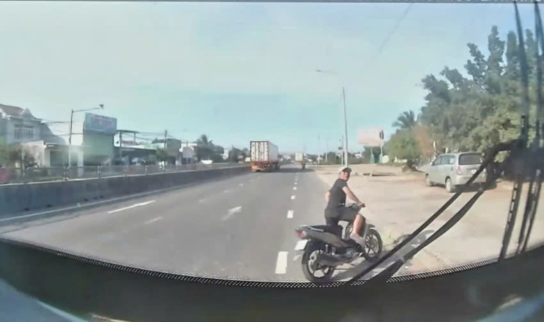 Vụ tài xế xe buýt bị chặn đánh: Công an vào cuộc xác minh- Ảnh 1. Vụ tài xế xe buýt bị chặn đánh: Công an vào cuộc xác minh- Ảnh 1.