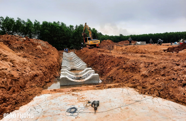 Dự án chậm tiến độ vừa thay nhà thầu ở Quảng Trị đang thi công thế nào?- Ảnh 6. Dự án chậm tiến độ vừa thay nhà thầu ở Quảng Trị đang thi công thế nào?- Ảnh 6.