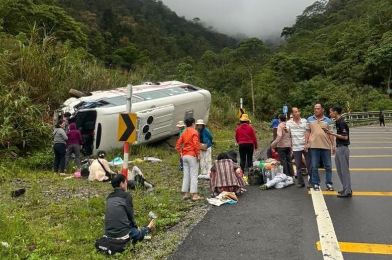 Xe kh&aacute;ch chở h&agrave;ng chục người lật tr&ecirc;n đ&egrave;o Kh&aacute;nh L&ecirc;- Ảnh 2.