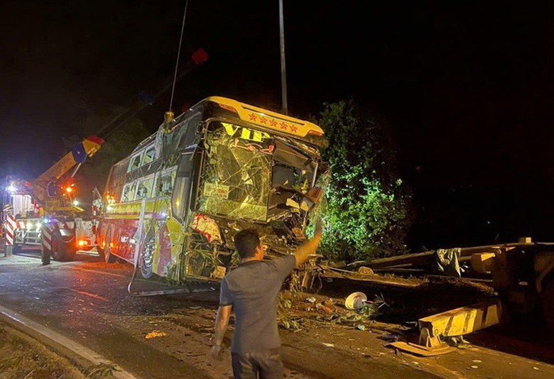 To&agrave;n cảnh xuy&ecirc;n đ&ecirc;m cứu hộ xe kh&aacute;ch rơi xuống vực đ&egrave;o Bảo Lộc- Ảnh 7.