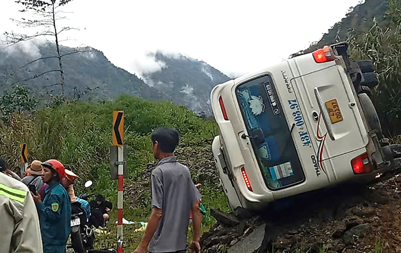 Xe kh&aacute;ch lật tr&ecirc;n đ&egrave;o Kh&aacute;nh L&ecirc; c&oacute; lai lịch thế n&agrave;o?- Ảnh 1.