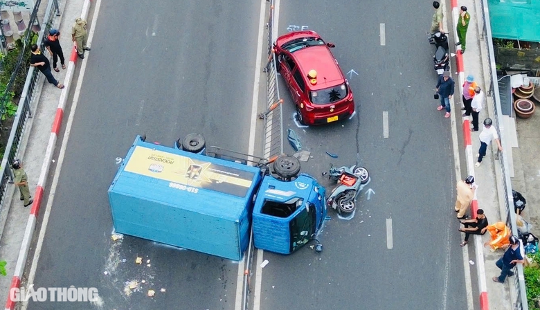 TP.HCM: Xe tải bất ngờ t&ocirc;ng dải ph&acirc;n c&aacute;ch, lật ngang tr&ecirc;n dốc cầu chữ Y- Ảnh 5.