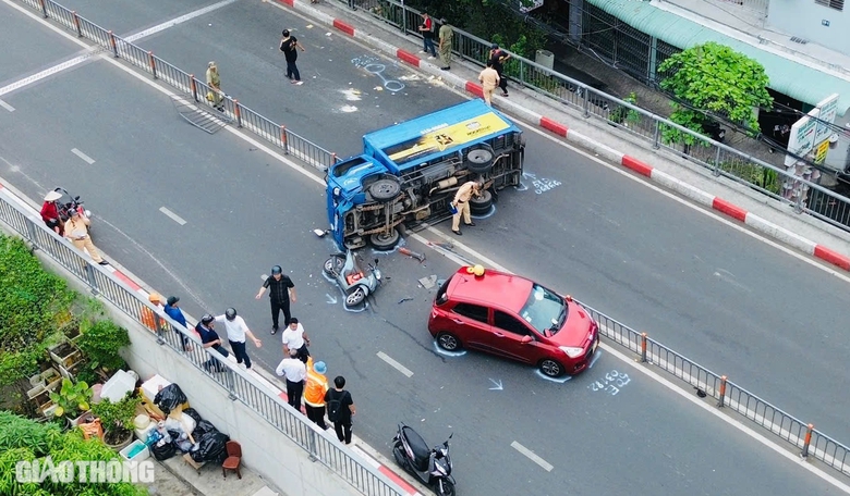 TP.HCM: Xe tải bất ngờ t&ocirc;ng dải ph&acirc;n c&aacute;ch, lật ngang tr&ecirc;n dốc cầu chữ Y- Ảnh 3.