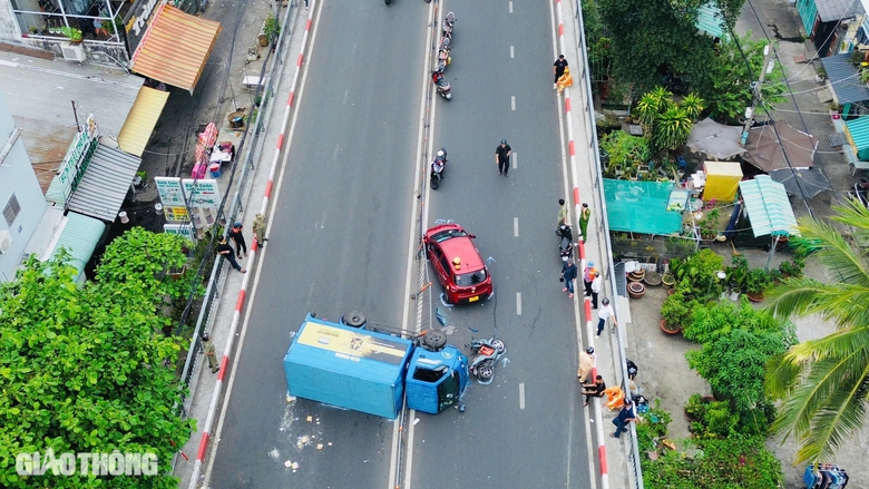 TP.HCM: Xe tải bất ngờ t&ocirc;ng dải ph&acirc;n c&aacute;ch, lật ngang tr&ecirc;n dốc cầu chữ Y- Ảnh 4.