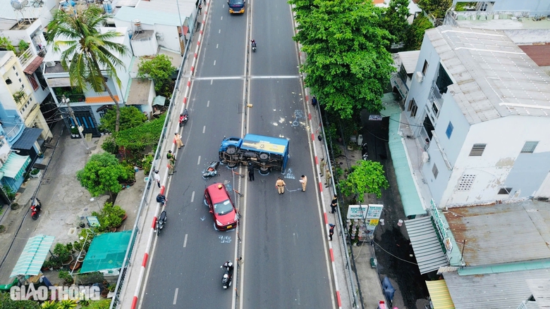 TP.HCM: Xe tải bất ngờ t&ocirc;ng dải ph&acirc;n c&aacute;ch, lật ngang tr&ecirc;n dốc cầu chữ Y- Ảnh 2.