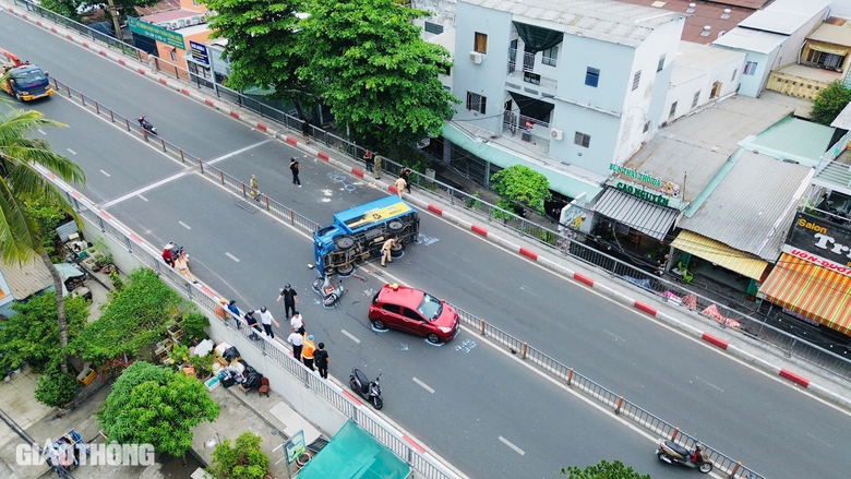 TP.HCM: Xe tải bất ngờ t&ocirc;ng dải ph&acirc;n c&aacute;ch, lật ngang tr&ecirc;n dốc cầu chữ Y- Ảnh 1.