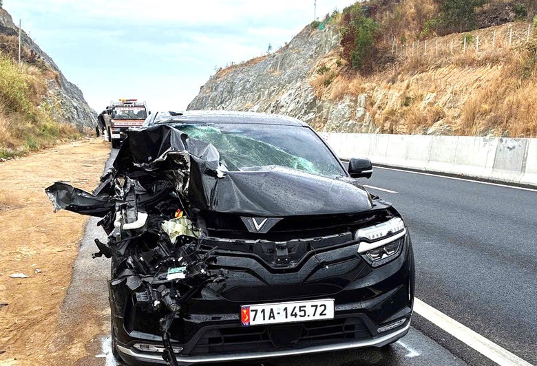 Húc đuôi xe tải, ô tô con bẹp dúm đầu trên cao tốc Phan Thiết - Dầu Giây- Ảnh 1. Húc đuôi xe tải, ô tô con bẹp dúm đầu trên cao tốc Phan Thiết - Dầu Giây- Ảnh 1.