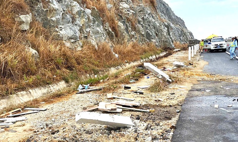 Húc đuôi xe tải, ô tô con bẹp dúm đầu trên cao tốc Phan Thiết - Dầu Giây- Ảnh 2. Húc đuôi xe tải, ô tô con bẹp dúm đầu trên cao tốc Phan Thiết - Dầu Giây- Ảnh 2.