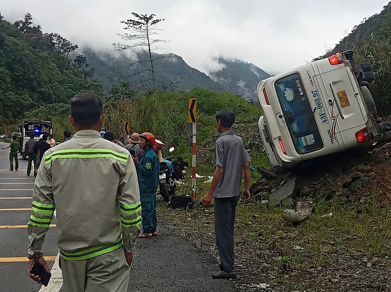 Xe kh&aacute;ch chở h&agrave;ng chục người lật tr&ecirc;n đ&egrave;o Kh&aacute;nh L&ecirc;- Ảnh 1.