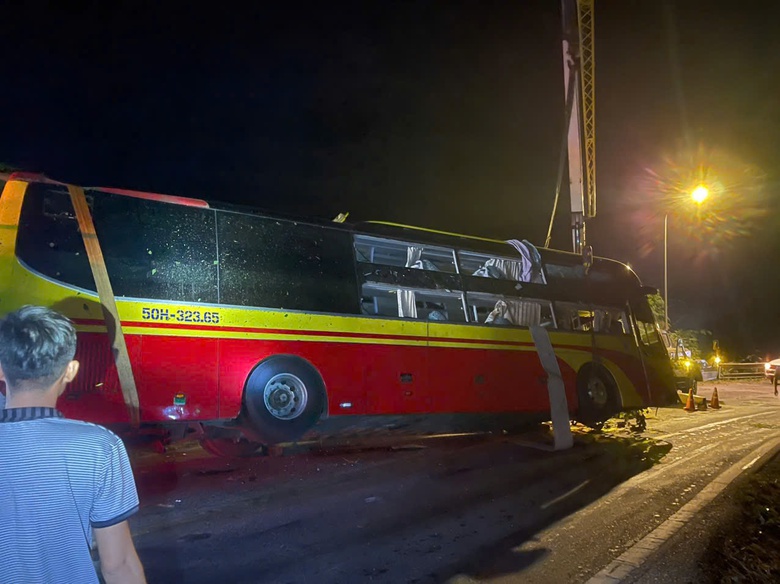 Tạm giữ t&agrave;i xế xe kh&aacute;ch lao xuống vực ở đ&egrave;o Bảo Lộc- Ảnh 1.