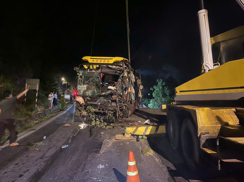 To&agrave;n cảnh xuy&ecirc;n đ&ecirc;m cứu hộ xe kh&aacute;ch rơi xuống vực đ&egrave;o Bảo Lộc- Ảnh 1.