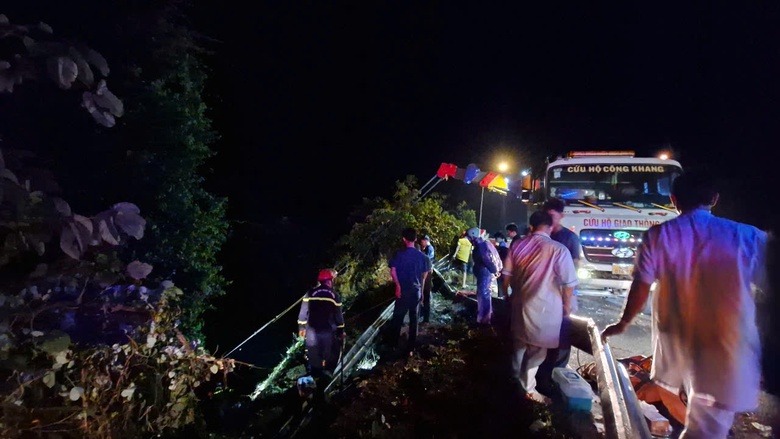 To&agrave;n cảnh xuy&ecirc;n đ&ecirc;m cứu hộ xe kh&aacute;ch rơi xuống vực đ&egrave;o Bảo Lộc- Ảnh 3.