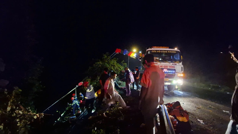 To&agrave;n cảnh xuy&ecirc;n đ&ecirc;m cứu hộ xe kh&aacute;ch rơi xuống vực đ&egrave;o Bảo Lộc- Ảnh 4.