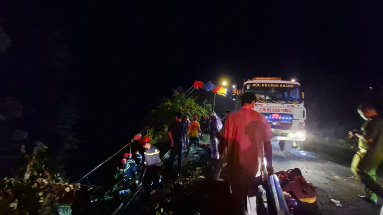 To&agrave;n cảnh xuy&ecirc;n đ&ecirc;m cứu hộ xe kh&aacute;ch rơi xuống vực đ&egrave;o Bảo Lộc- Ảnh 5.