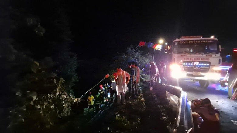 To&agrave;n cảnh xuy&ecirc;n đ&ecirc;m cứu hộ xe kh&aacute;ch rơi xuống vực đ&egrave;o Bảo Lộc- Ảnh 2.