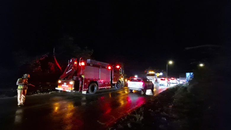 To&agrave;n cảnh xuy&ecirc;n đ&ecirc;m cứu hộ xe kh&aacute;ch rơi xuống vực đ&egrave;o Bảo Lộc- Ảnh 8.