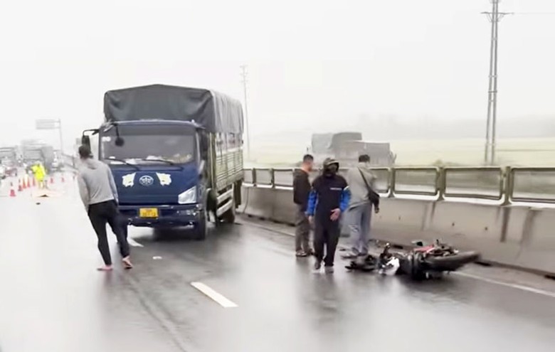 Hiện trường vụ tai nạn khiến nam thanh ni&ecirc;n đi xe m&aacute;y tử vong.