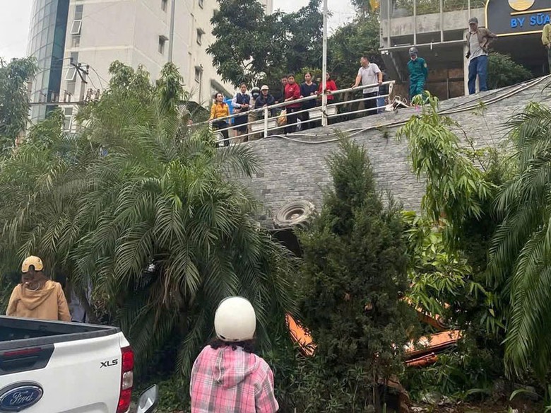 Hiện trường vụ lật xe m&aacute;y x&uacute;c khiến t&agrave;i xế tử vong tại chỗ.